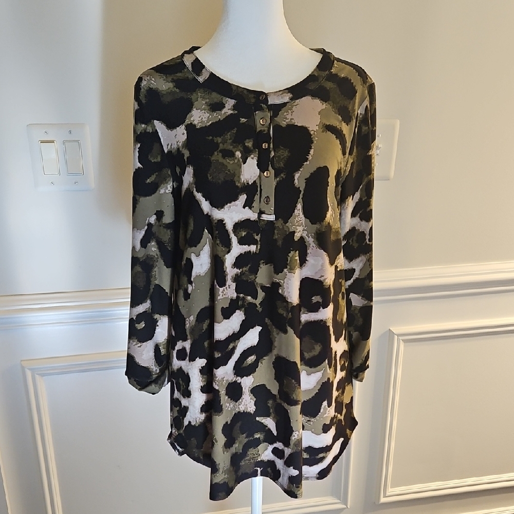 Spense Leopard Print Pullover Blouse in Black, Green and Cream. Womens Size M